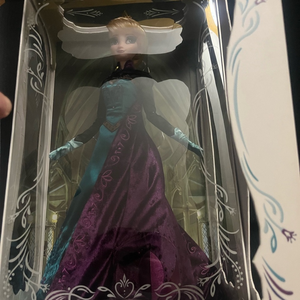 Disney Elsa Limited Edition Doll - - Picture 8 of 12